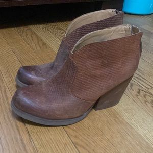 Korks Ankle Boots.